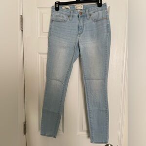 Universal threads light wash mid rise skinny jeans size 4